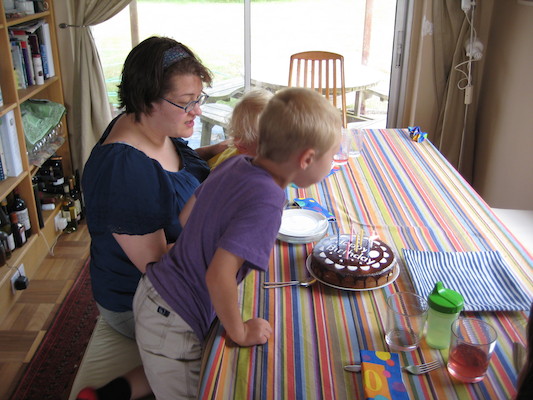Xine, Tim and Cole blowing out the candles (07-05-2009 18:46)