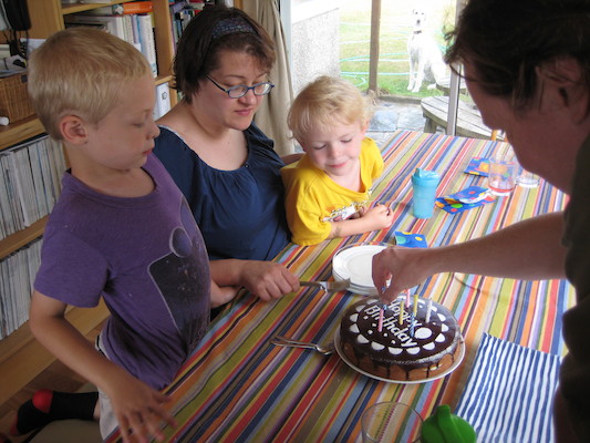 Xine, Tim and Cole blowing out the candles (07-05-2009 18:46)