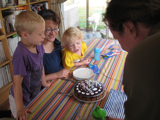 Xine, Tim and Cole blowing out the candles (07-05-2009 18:46)