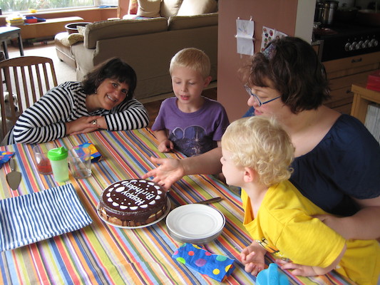Donna, Xine, Tim and Cole blowing out the candles (07-05-2009 18:46)
