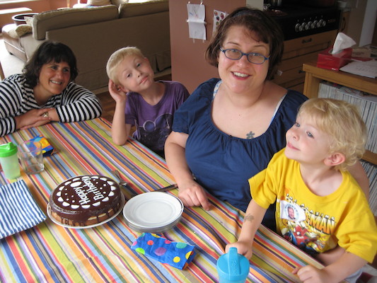 Donna, Xine, Tim and Cole blowing out the candles (07-05-2009 18:47)