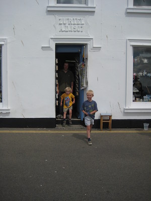 Cole and Tim in Mousehole (07-09-2009 11:50)