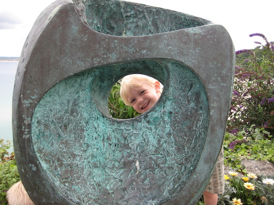 Cole peeking through a Hepworth sculpture (07-10-2009 12:11)