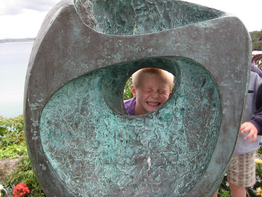 Tim peeking through a Hepworth sculpture (07-10-2009 12:11)
