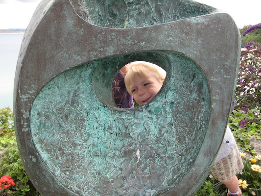 Cole peeking through a Hepworth sculpture (07-10-2009 12:11)