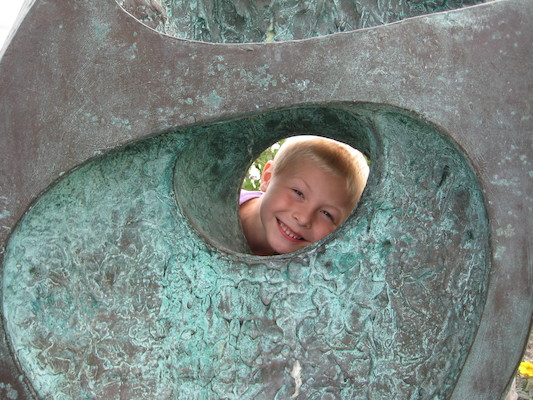Tim peeking through a Hepworth sculpture (07-10-2009 12:11)