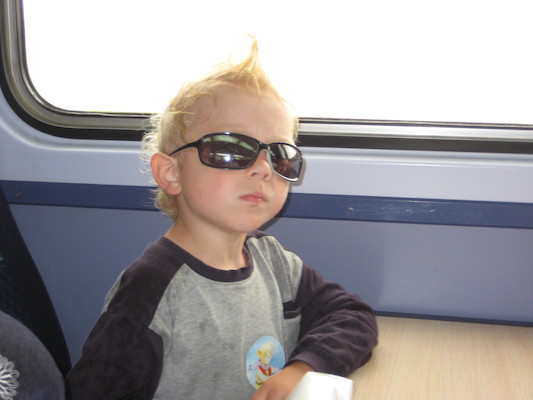 Cole on the train, cool in shades (07-10-2009 15:00)