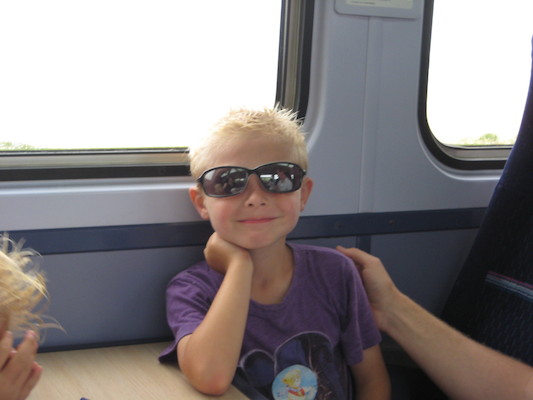 Tim on the train, cool in shades (07-10-2009 15:00)
