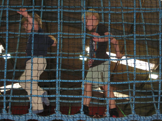 Tim on the monkey bridge (07-11-2009 11:32)