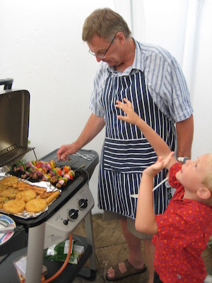Tim helping John Pollard cook (07-14-2009 18:16)