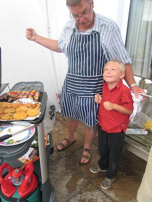 John Pollard and Tim cooking in the rain (07-14-2009 17:15)