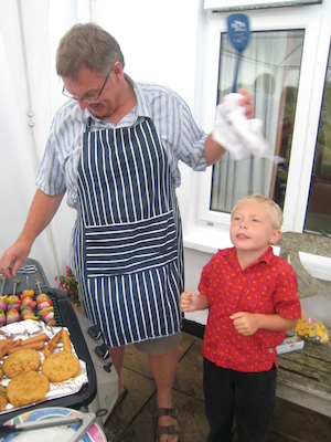John Pollard and Tim cooking in the rain (07-14-2009 17:15)