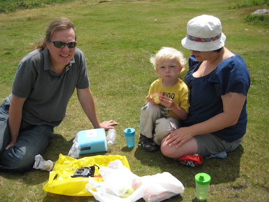 Ben, Cole and Xine eating on Trencrom (07-15-2009 13:10)