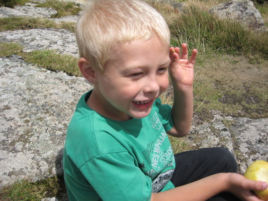 Tim eating an apple on Trencrom (07-15-2009 13:10)