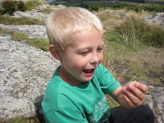 Tim eating an apple on Trencrom (07-15-2009 13:10)