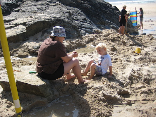 Xine and Cole on the beach (07-17-2009 16:30)