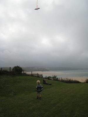 Cole and Xine flying a kite (07-18-2009 16:39)