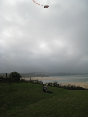 Cole and Xine flying a kite (07-18-2009 16:39)