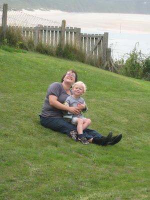 Cole and Xine flying a kite (07-18-2009 16:40)
