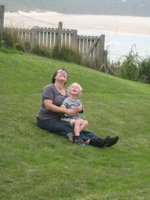 Cole and Xine flying a kite (07-18-2009 16:40)