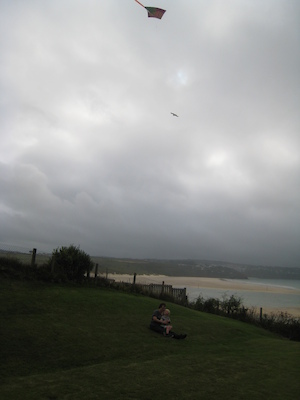 Cole and Xine flying a kite (07-18-2009 16:40)