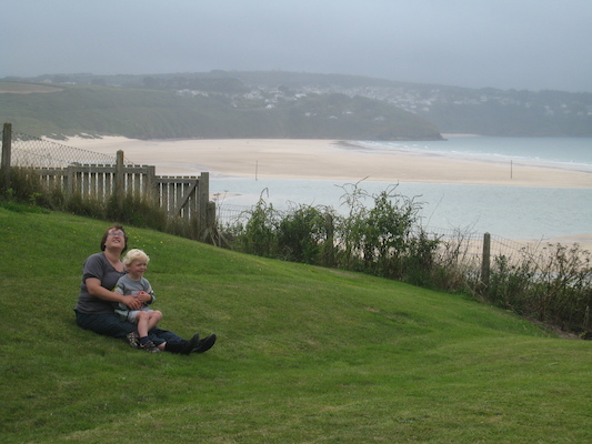 Cole and Xine flying a kite (07-18-2009 16:40)