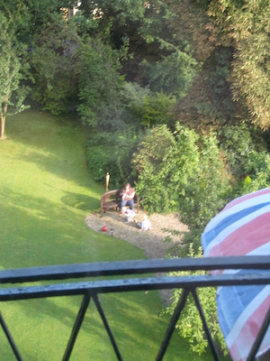 Xine, Tim and Cole playing in the garden of the Bailbrook Lodge (07-19-2009 17:48)