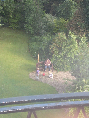 Xine, Tim and Cole playing in the garden of the Bailbrook Lodge (07-19-2009 17:48)