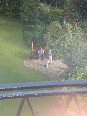 Xine, Tim and Cole playing in the garden of the Bailbrook Lodge (07-19-2009 17:48)