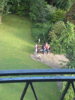 Xine, Tim and Cole playing in the garden of the Bailbrook Lodge (07-19-2009 17:49)