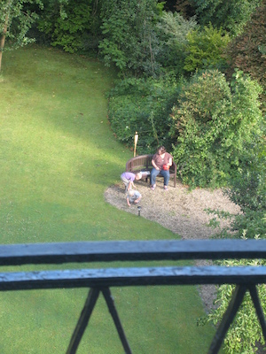 Xine, Tim and Cole playing in the garden of the Bailbrook Lodge (07-19-2009 17:49)