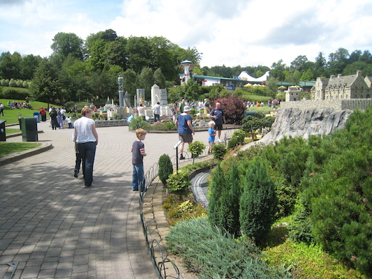 Miniature lego world with Xine and Cole (07-22-2009 12:35)