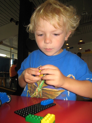 Cole building lego (07-22-2009 13:03)