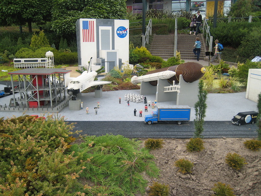 Lego shuttle with Darth Vader (07-22-2009 13:47)