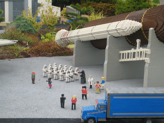 Lego shuttle with Darth Vader (07-22-2009 13:47)