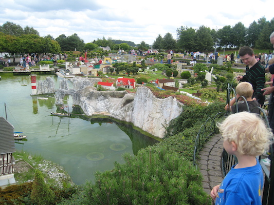 Cole and Tim at the Lego world (07-22-2009 13:50)