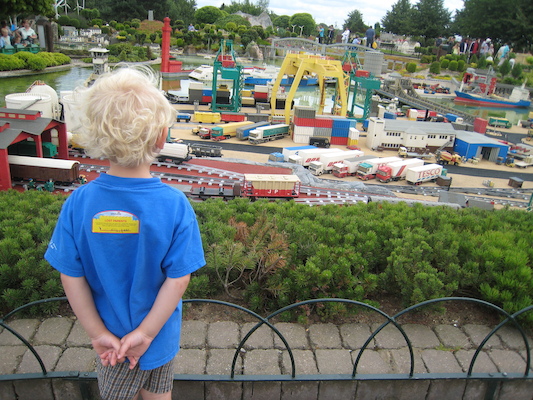 Cole at the lego world (07-22-2009 13:53)