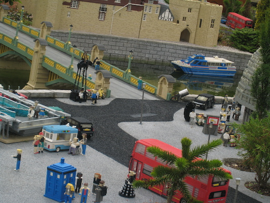 Doctor Who in the miniature lego London with a dalek (07-22-2009 13:57)