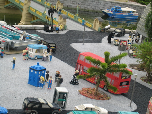 Doctor Who in the miniature lego London with a dalek (07-22-2009 13:57)