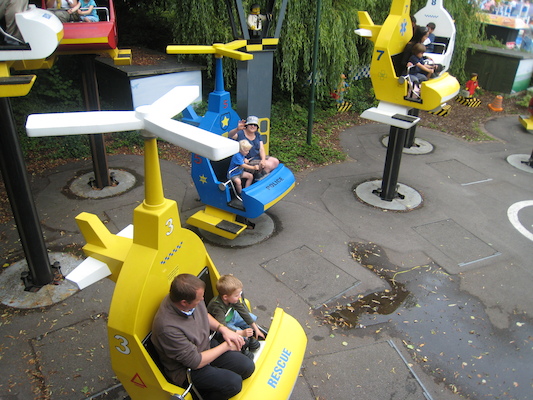 Cole and Xine flying a lego helicopter (07-22-2009 14:27)