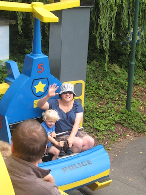 Cole and Xine flying a lego helicopter (07-22-2009 14:27)