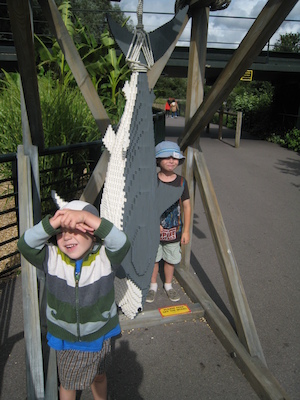 Cole and Tim with a lego catch (07-22-2009 15:21)