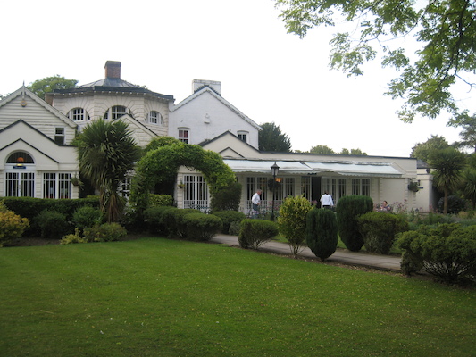 Xine at the Monkey Island hotel (07-22-2009 19:03)