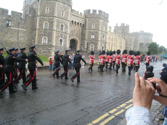Changing of the guard at Windsor (07-23-2009 09:55)