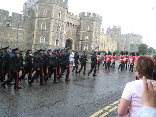 Changing of the guard at Windsor (07-23-2009 09:55)