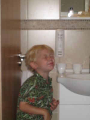 Cole playing in the bathroom (07-23-2009 15:22)
