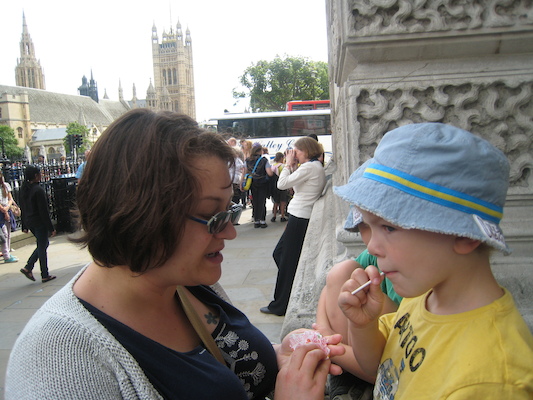 Xine, Tim and Cole near Big Ben (07-25-2009 13:45)