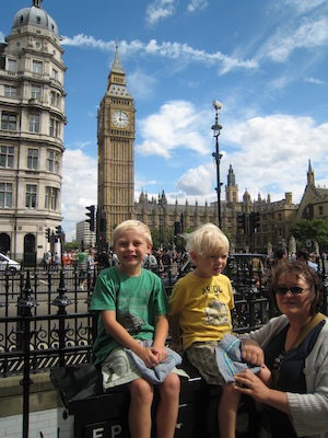 Xine, Tim and Cole near Big Ben (07-25-2009 13:58)