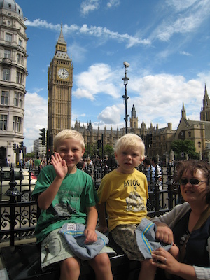 Xine, Tim and Cole near Big Ben (07-25-2009 13:58)