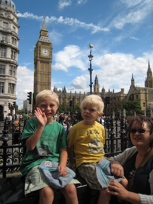 Xine, Tim and Cole near Big Ben (07-25-2009 13:58)